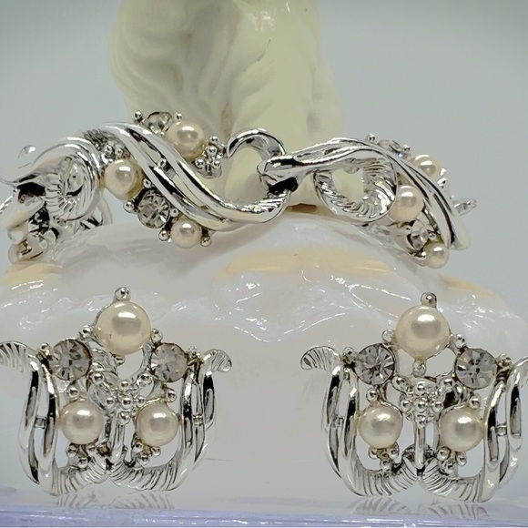 Vintage Star Silvertone Faux Pearl & Clear Rhinestone’s Bracelet & Earrings Set - Picture 7 of 7